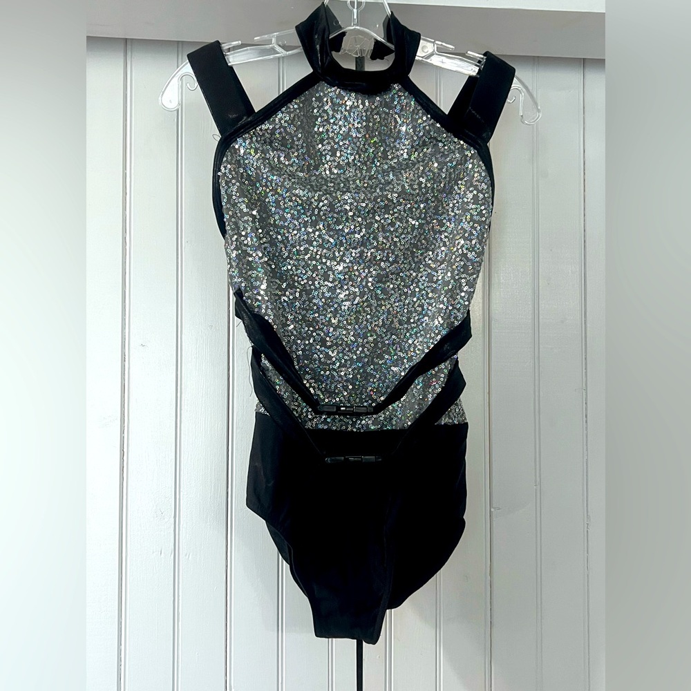 Women’s hip hop dance costume.